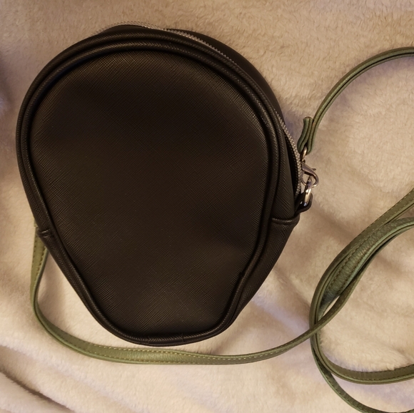 Skull Crossbody Bag with zipper closure and detachable strap - Picture 5 of 6